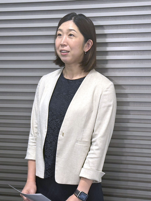 取材に応じるJOC理事の荒木絵里香さん＝16日午後、東京都内