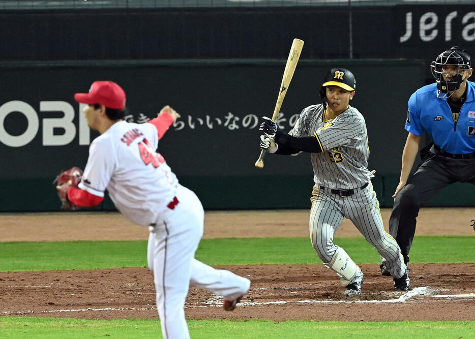 広島対阪神　10回表阪神1死一塁、島田は右前打を放つ。投手島内（撮影・前岡正明）