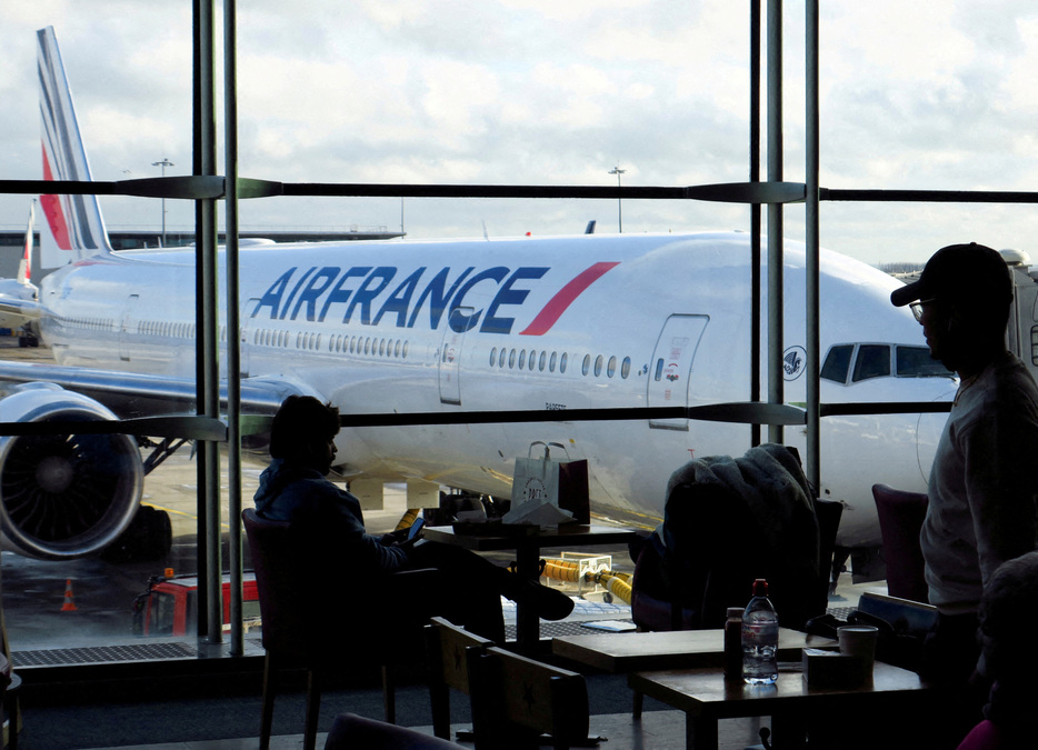 欧州航空大手エールフランスＫＬＭは１日、パリ五輪の開催が６─８月の収入を圧迫するの見通しを示した。パリ近郊のドゴール空港で昨年１月撮影。（2024年　ロイター/Pascal Rossignol/File Photo）