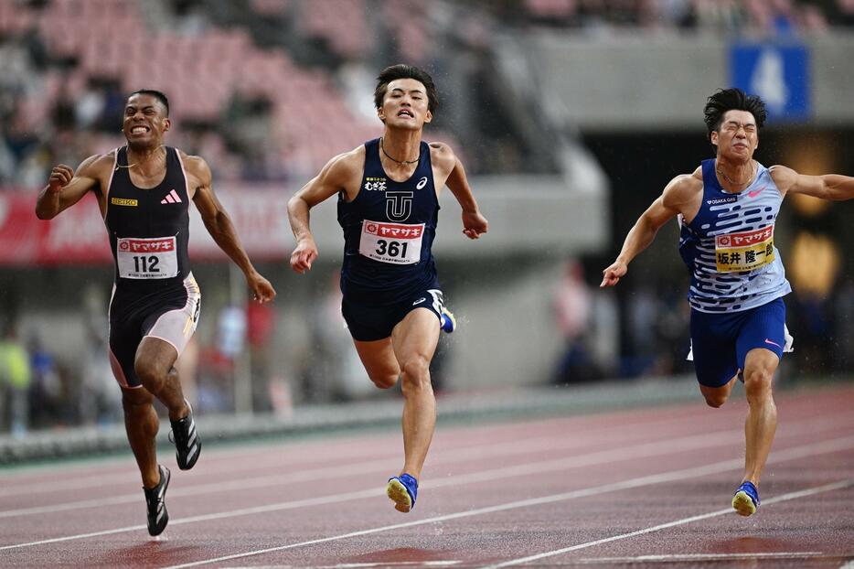 男子100mを制したのは坂井隆一郎（右）（写真：松尾/アフロスポーツ）