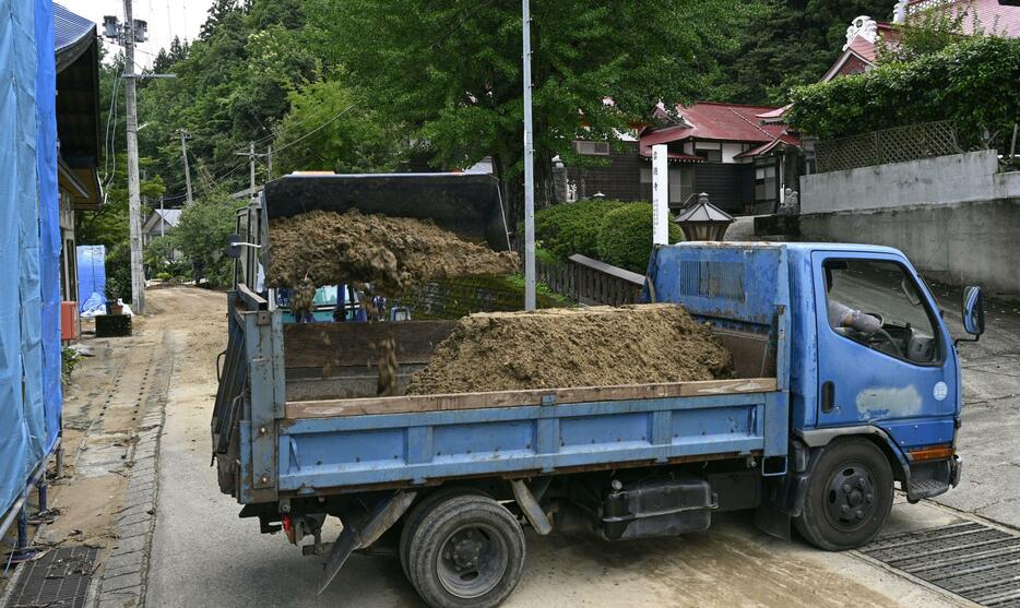 山形県鮭川村の川口地区で行われた土砂の搬出作業＝29日午前