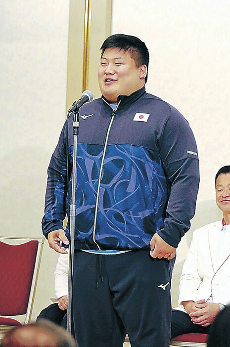 決意表明する村上選手＝都内のホテル