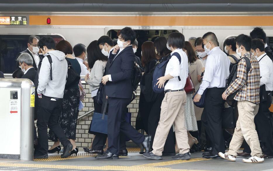 通勤客らで混雑する駅のホーム＝2021年5月、東京都中野区
