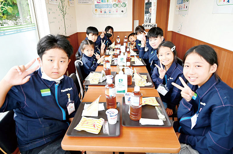 楽しそうに食卓を囲む子どもたち＝24日、川口市