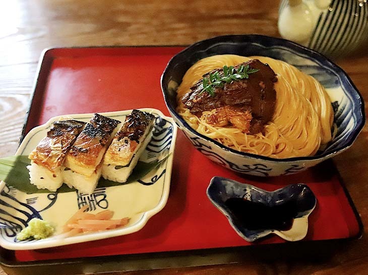 「焼鯖そうめん」そうめん大盛1380円、「焼鯖寿司」三貫 690円