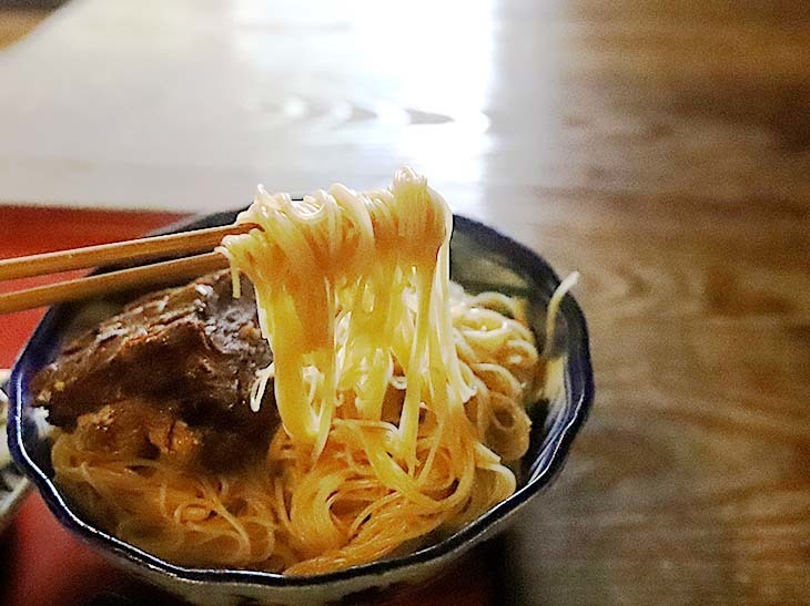 つゆにつけない温かいそうめんというスタイル