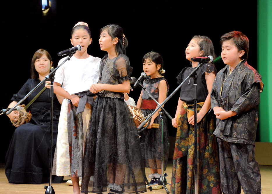 島唄を披露するミュージックワイドの子どもたち＝6月30日、鹿児島県徳之島町