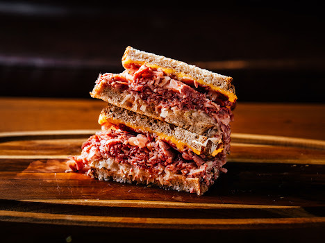 「Black Angus Beef Reuben Sandwich」（コンビーフとザワークラフト）2,200円