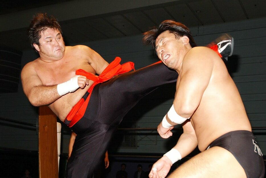 重爆キックは橋本真也さん(左)の代名詞だった（2003年）
