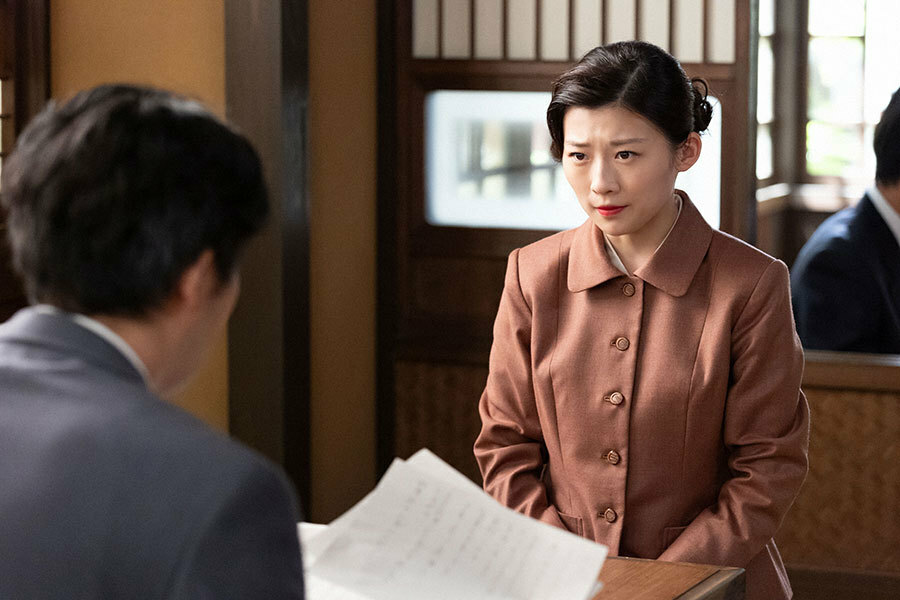 『虎に翼』第75回より、甘味処「竹もと」にてある人物と話す寅子（伊藤沙莉）（C）NHK