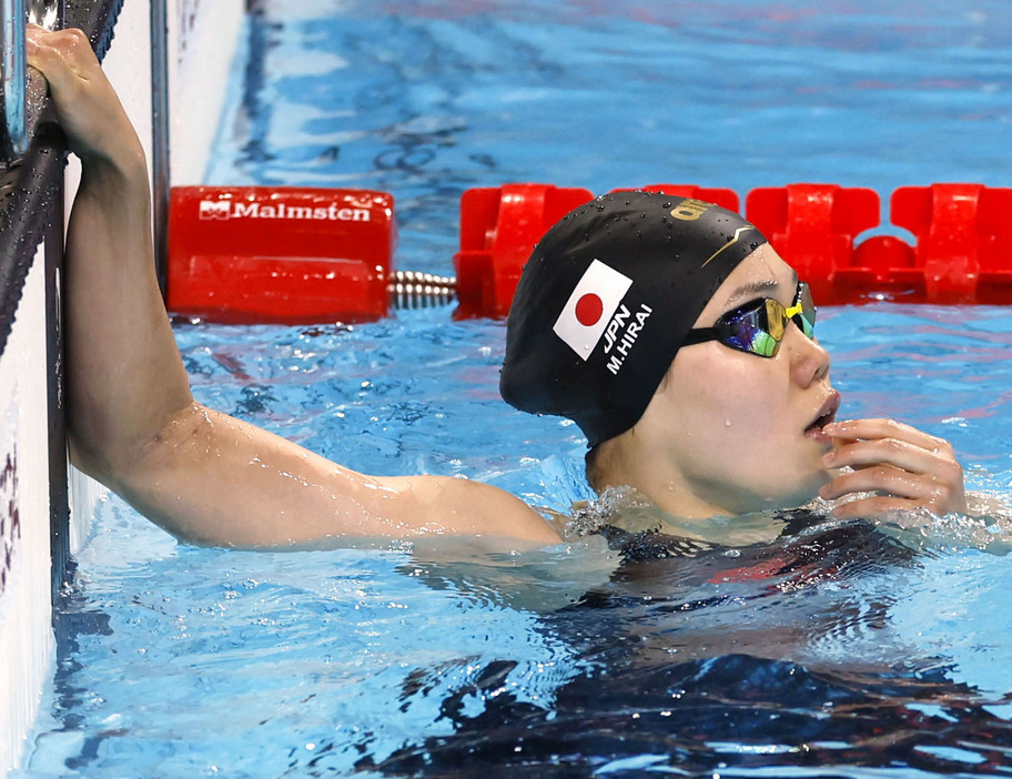 女子100メートルバタフライ決勝　レースを終えた平井瑞希＝パリ郊外（共同）