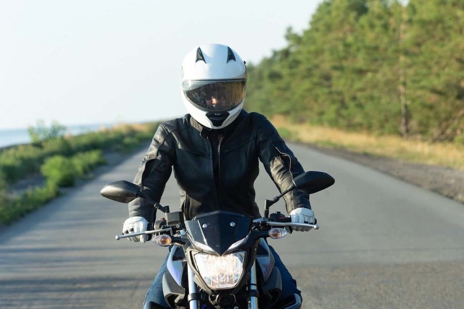 バイク走行時は法律が定める基準を満たしたヘルメットを被ることが義務化されている