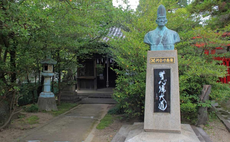 写真：姫路城天守北東にある姫路神社の摂社、寸翁（すんのう）神社。社前に祭神となった河合寸翁の像が立つ。昭和52年（1977）、地元商工産業界の奉賛によって建てられた