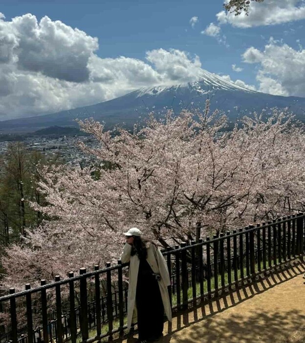 富士山の前でポーズをとるナスチャさん（photo:@durravkina)