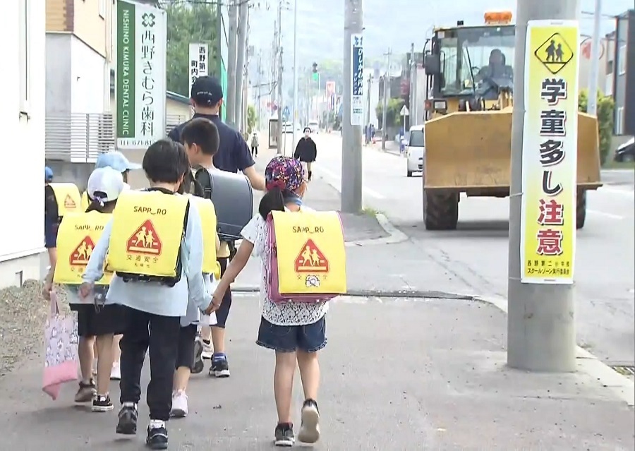 付近の小学校では集団下校