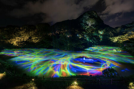 チームラボ《小舟と共に踊る鯉によって描かれる水面のドローイング – Mifuneyama Rakuen Pond》2015, Interactive Digitized Nature, 13min 24sec, Sound: Hideaki Takaha…