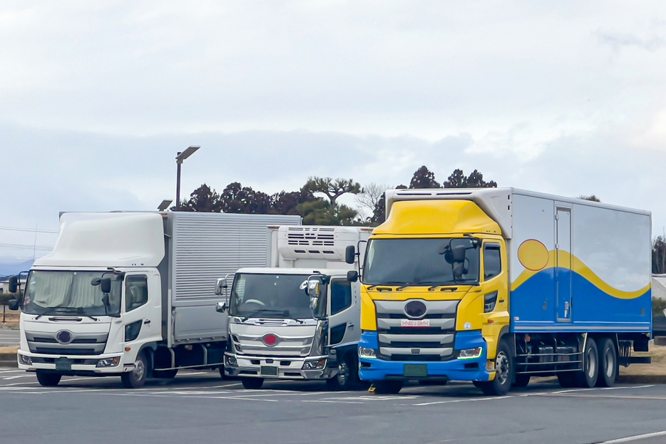 トラックで荷物の集荷に行くと、物をピックするまでに数時間待たされることもあり、効率の悪さが長年問題視されている。しかも、それだけ待っておいて、荷物を積むときは人力なんてことも……。まだまだ解決までの道のりが長い問題だ。