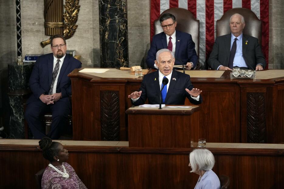 24日、米議会の上下両院合同会議で演説するイスラエルのネタニヤフ首相＝ワシントン（AP＝共同）