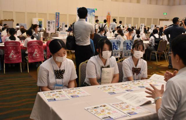 福祉の仕事内容ややりがいなどについて説明を受ける高校生ら参加者＝２２日午後、宮崎市・宮崎観光ホテル