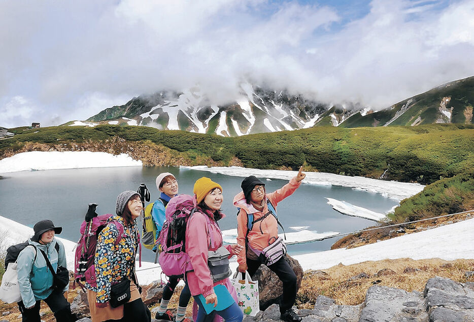 雄大な立山連峰の景色を堪能する登山客。後方はみくりが池＝室堂