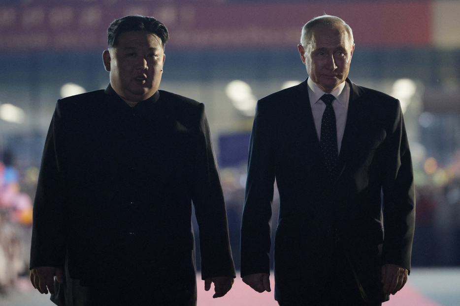 　北朝鮮国営の朝鮮中央通信（ＫＣＮＡ）は６月３０日朝、「重要ニュース」があったとだけ伝えた。写真は金正恩朝鮮労働党総書記（左）とロシアのプーチン大統領。１９日、平壌で代表撮影（２０２４年　ロイター）