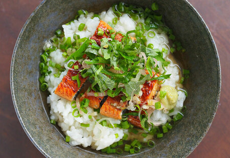 うなぎと香味野菜のっけ出汁茶漬け。