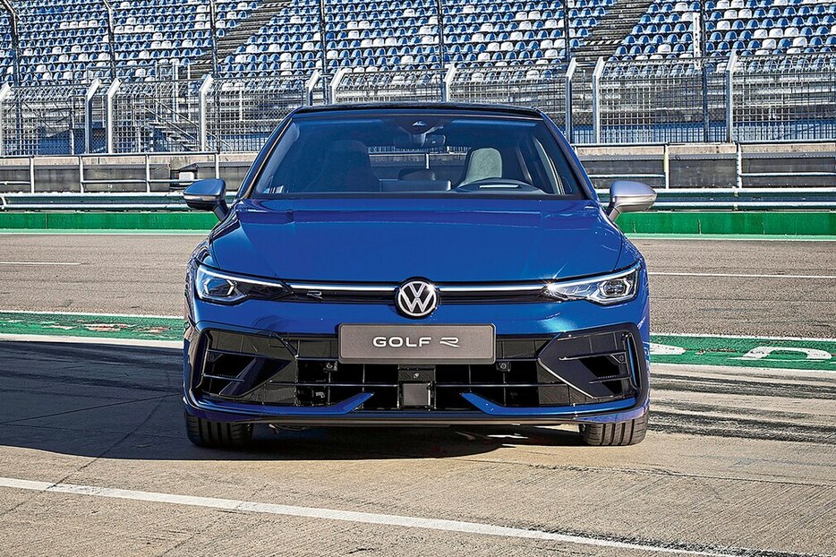 「VW ゴルフ R」のフロントマスク。「VW」のロゴも光るようになった。