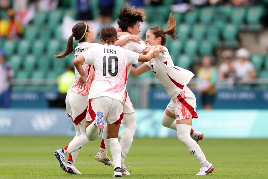 日本は13分、藤野あおば（右から2人目）がFKを直接沈めて先制した（写真◎Getty Images）