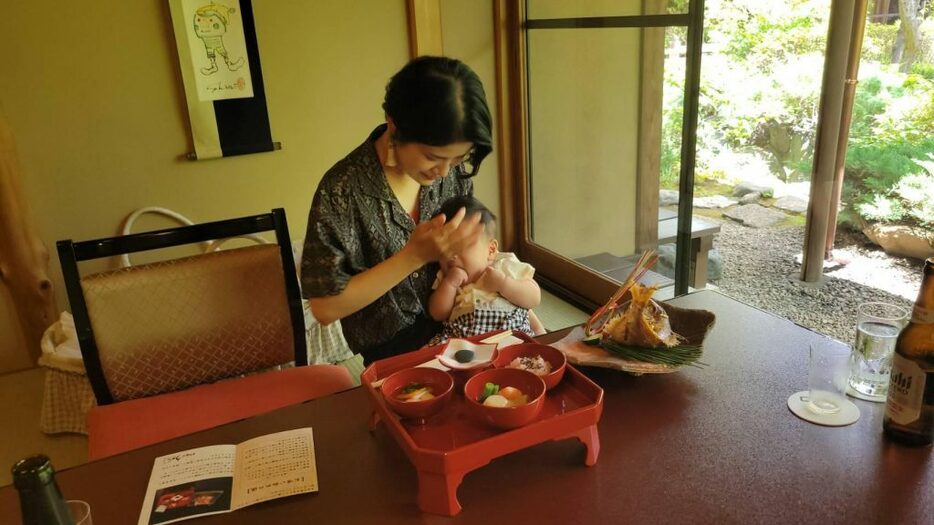 息子さん、お食い初めにて