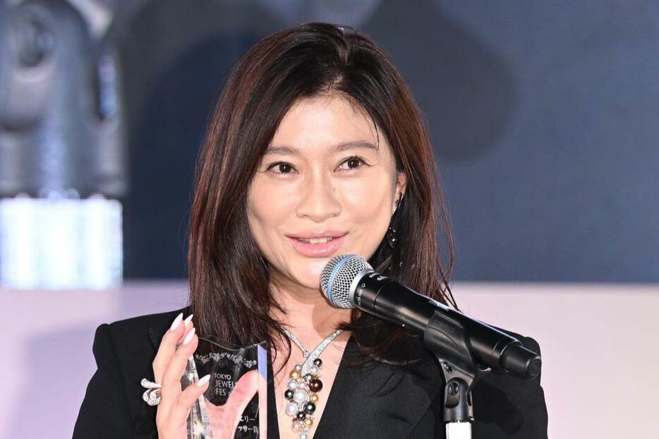 「第35回 日本 ジュエリー ベスト ドレッサー賞」を受賞し表彰式に出席した篠原涼子さん