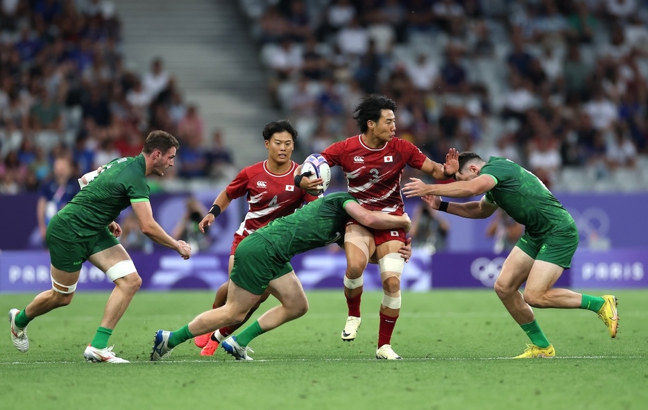 アイルランド戦でタックルを受ける津岡翔太郎(Photo: Getty Images)