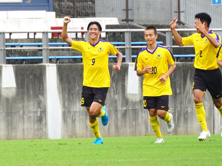 貴重な決勝点を叩き出した仙台育英高FW河野宗眞(3年=FC駒沢U-15出身、9番)(Masashi TSUCHIYA)