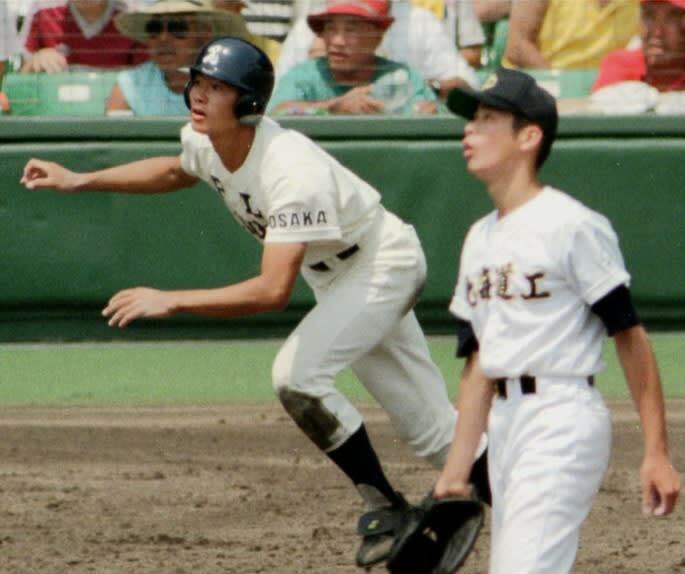 １９９５年８月、全国高校選手権の北海道工戦で満塁ホーマーを放つＰＬ学園時代の福留孝介さん（左）＝甲子園