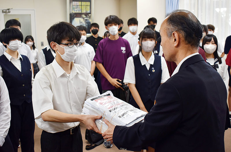 共学化反対署名を提出する県立高校の有志生徒ら（左）＝23日、県庁