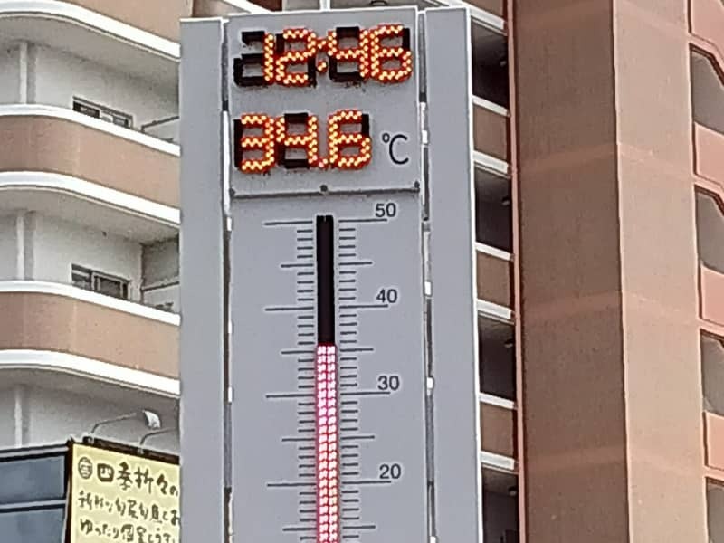 気温の上昇を示す温度計＝３日午後０時４６分、ＪＲ多治見駅の南口