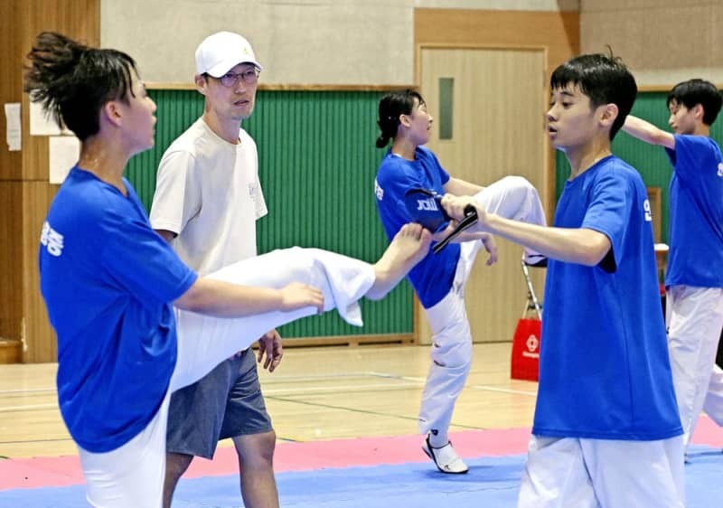 ソウル近郊の中学のテコンドー部で指導するコーチの朴昌順さん（左から２人目）＝６月１９日（撮影・金民熙、共同）