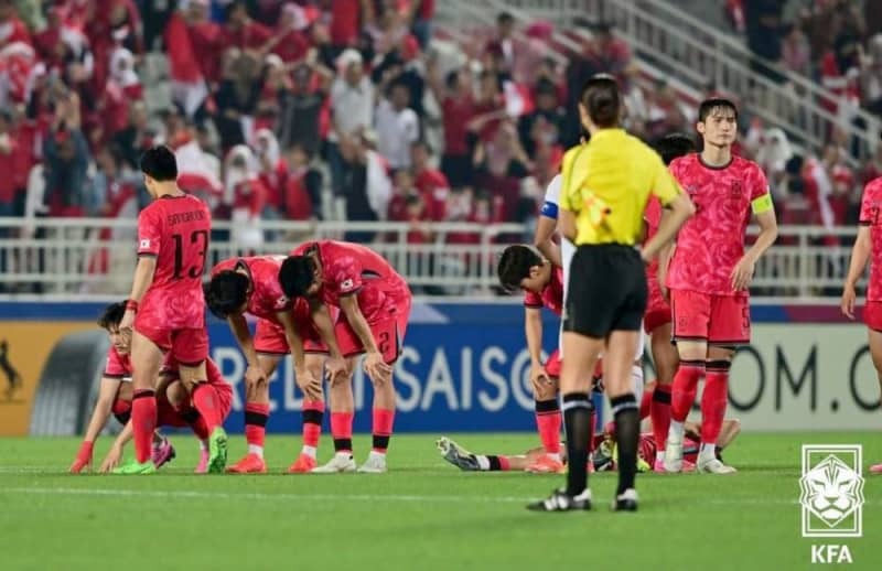 パリ五輪の予選を兼ねたサッカー男子のＵ―２３アジア・カップでインドネシアに敗れ、肩を落とす韓国の選手ら＝４月２５日、ドーハ（韓国サッカー協会提供・聯合＝共同）