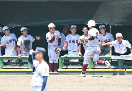 準決勝・佐賀工ー鳥栖工　7回裏に追加点を挙げ、喜ぶ鳥栖工の選手たち＝さがみどりの森球場