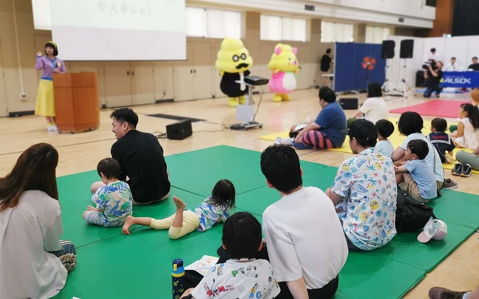 子どもたちが楽しんだ「うんこ先生」の防災ショー＝横浜市神奈川区