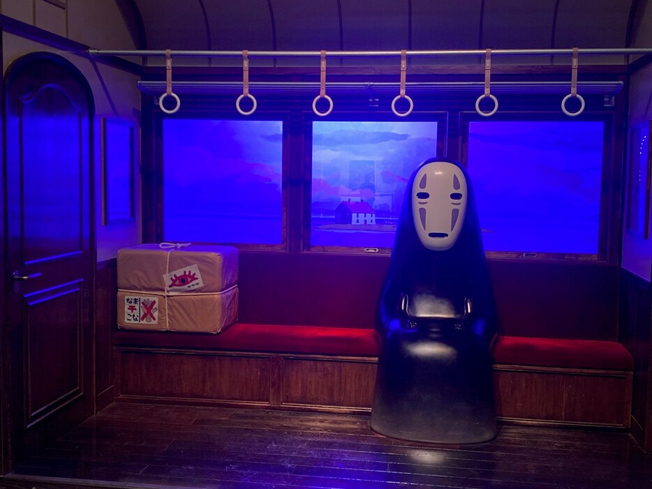電車の座席に座る「カオナシ」©Studio Ghibli