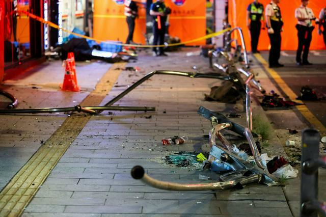 ソウル市中心部で1日夜、乗用車が歩行者に突っ込み、死傷者が出た事故現場にはガラスの破片やがれきが散らばっていた=ロイター