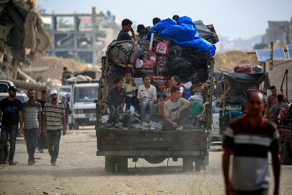 ２日、パレスチナ自治区ガザ南部のハンユニス東部から逃れた避難民。