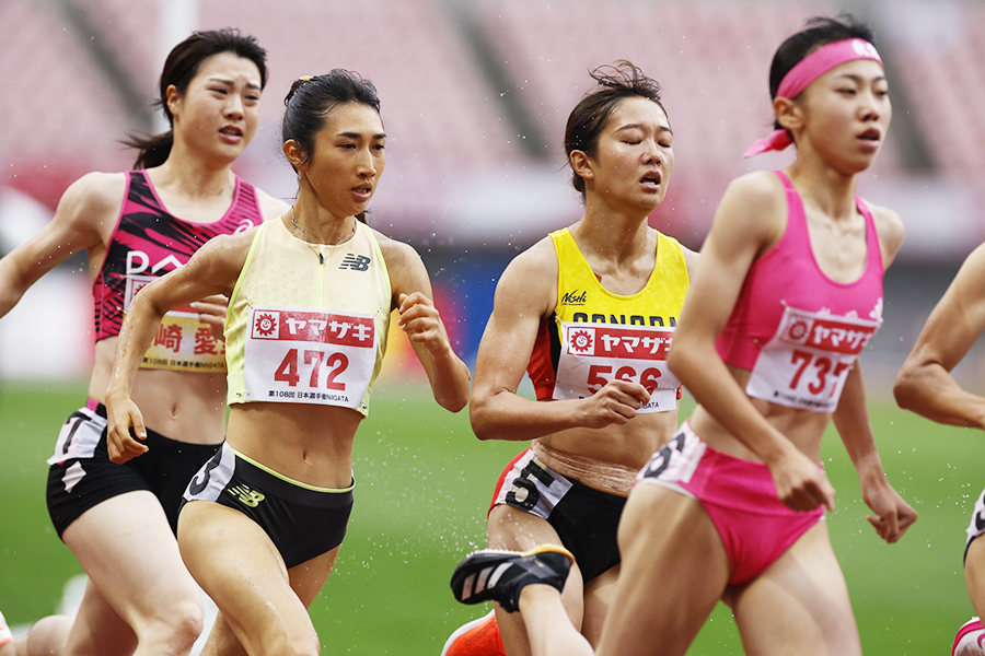 女子800メートル決勝で力走する田中希実（中央左）【写真：奥井隆史】