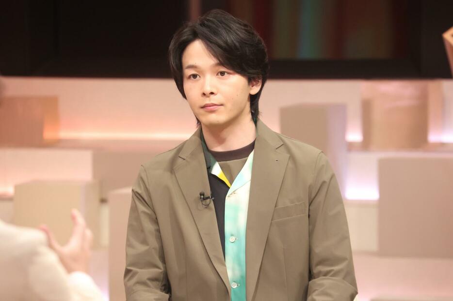 バラエティー番組「だれかtoなかい」に出演する中村倫也さん＝フジテレビ提供