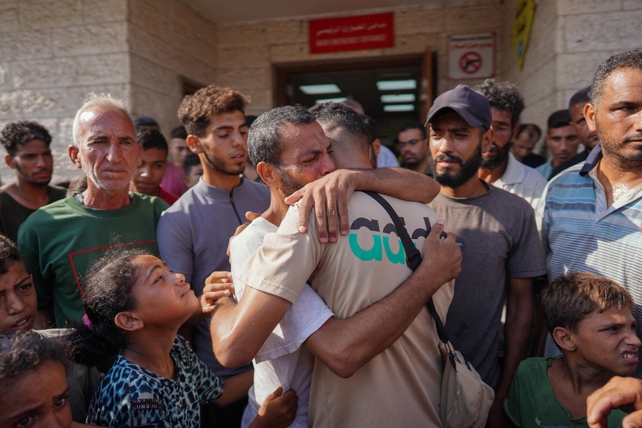 イスラエルから解放されて家族と再会したパレスチナ人。中部デイルアルバラのアクサ殉教者病院で（2024年7月1日撮影）。【翻訳編集】 AFPBB News