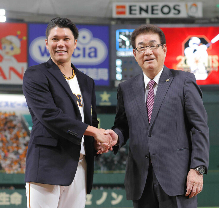 ２０年１１月、山本浩二さんから名球会ブレザーを贈呈された坂本（左）