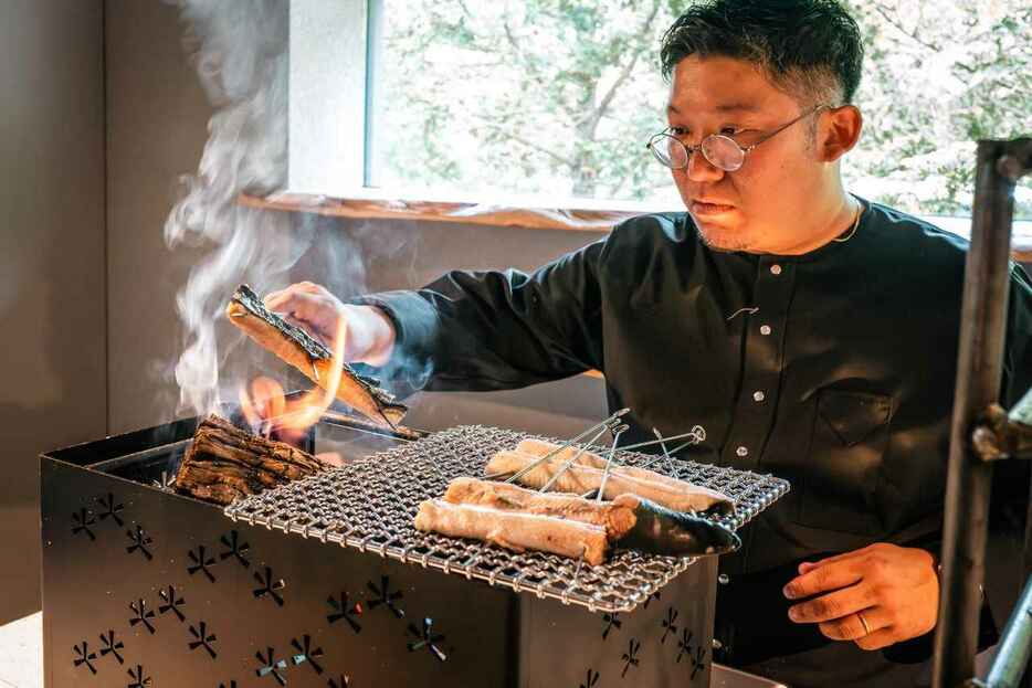 客の目の前でうなぎを焼く豊島シェフ。このライブ感も魅力だ　PHOTOGRAPH BY HIROYA ISHIKAWA