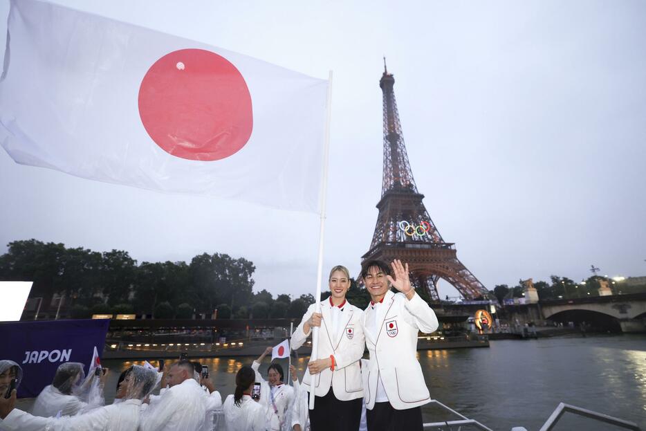 セーヌ川で行われたパリ五輪の開会式パレードで、写真に納まる旗手の江村美咲（左）と半井重幸。後方はエッフェル塔＝26日、パリ（ゲッティ＝共同）