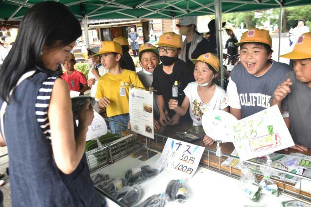 無農薬で育てた野菜を販売する綾小の５年生たち