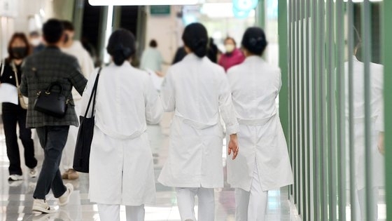 韓国政府の医科大学定員拡大方針に反発して今年２月に専攻医が病院を離脱し、医大教授の集団退職が続いた。３月、地方のある大学病院で医療スタッフと患者が移動している。フリーランサー　キム・ソンテ